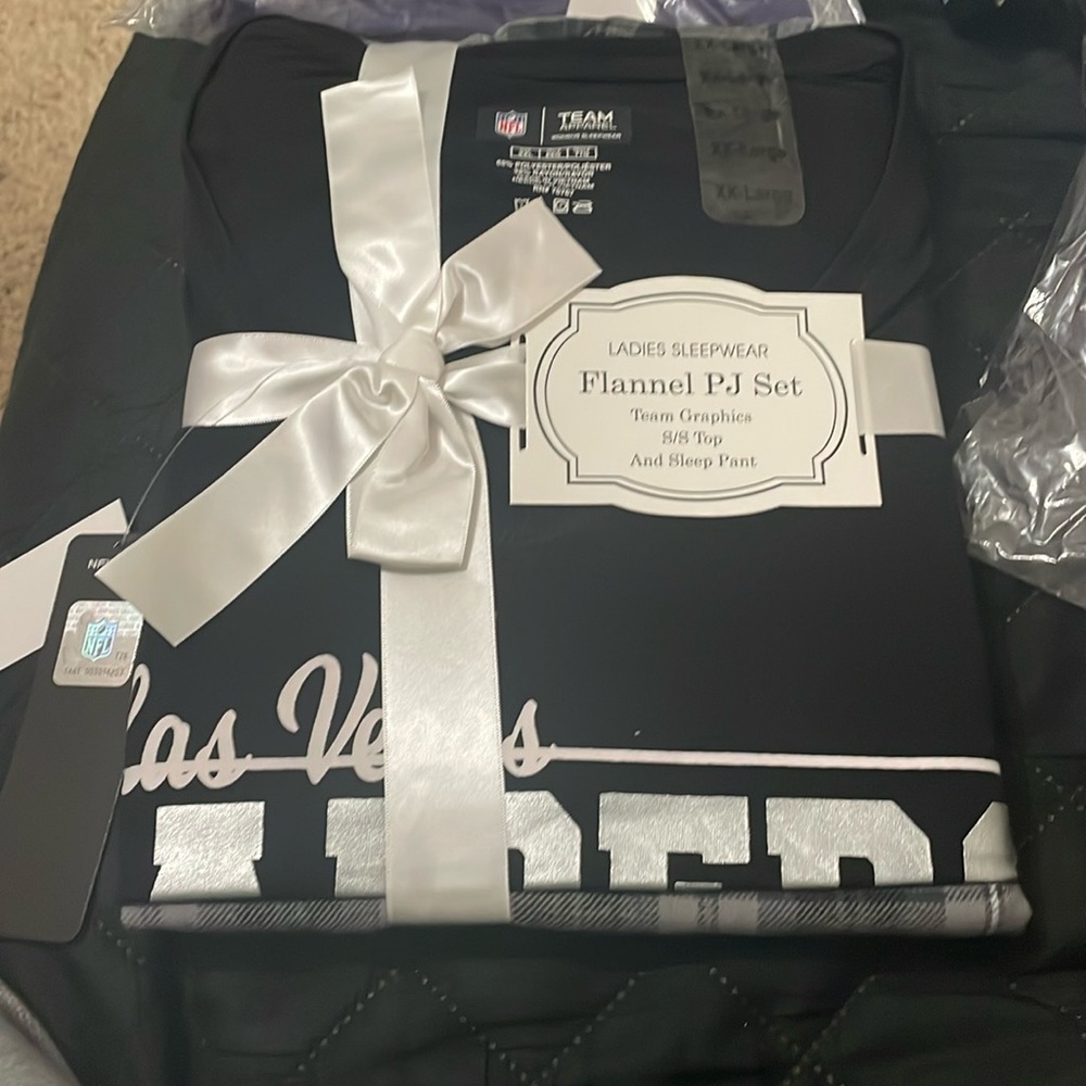 Las Vegas raiders ladies sleep set. T-shirt with flannel pants. NWT. XXL